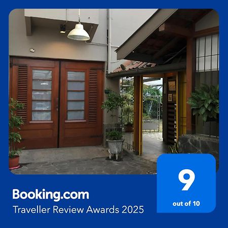 De Riau Guesthouse Bandung Exterior photo