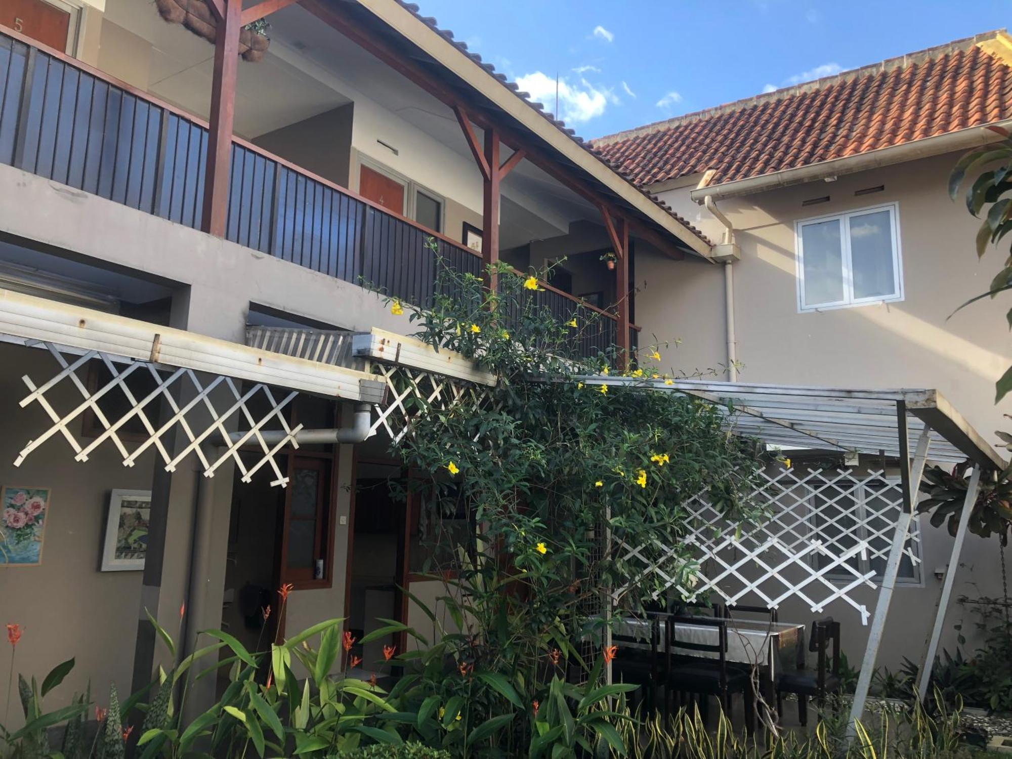 De Riau Guesthouse Bandung Exterior photo